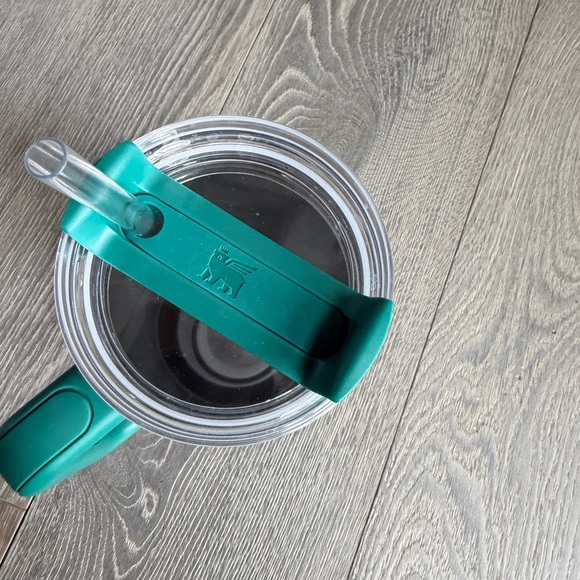 Stanley Quencher H2.0 FlowState 40 oz Tumbler in Emerald Cabana Gloss - Picture 5 of 8